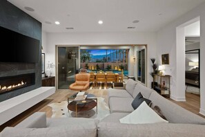 Smart-TV, Kamin, Tischtennisplatte