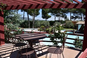 Outdoor dining - Villa Lorna - 2 maisons - piscine privée (Aups)