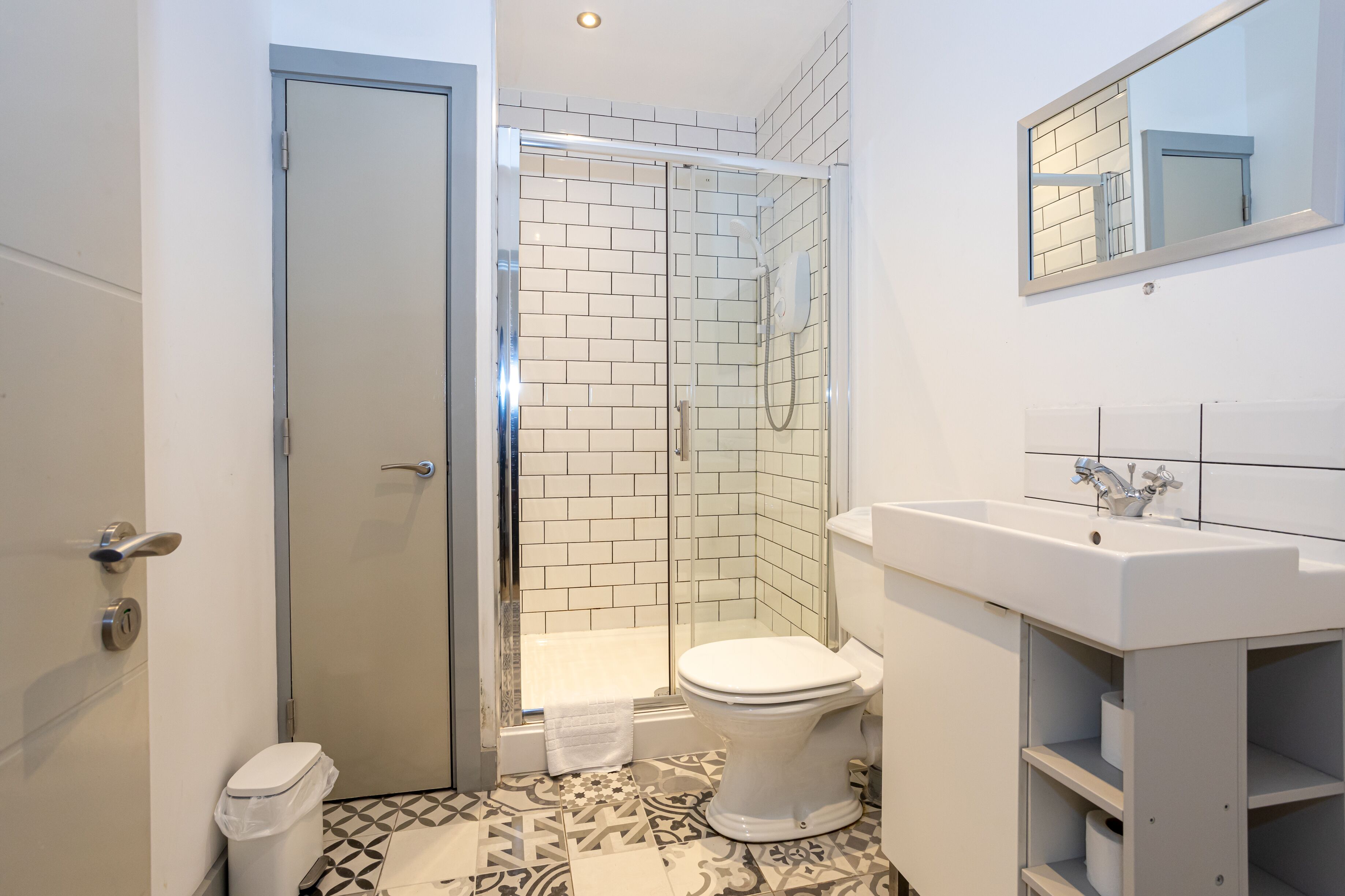 Classic-Apartment | Badezimmer | Kostenlose Toilettenartikel, Haartrockner, Seife, Shampoo