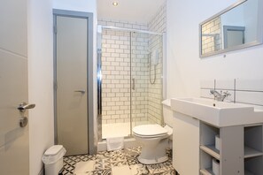 Classic Apartment | Bathroom | Free toiletries, hair dryer, soap, shampoo - Pillo Rooms Serviced Apartments- Salford (Salford)