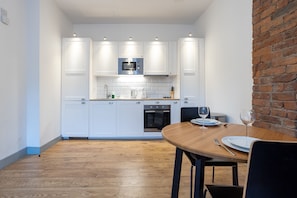 Apartamento clássico | Cozinha privada | Micro-ondas, fogão, cooktop, chaleira elétrica