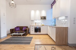 Departamento urbano | Ropa de cama de alta calidad y tabla de planchar con plancha 