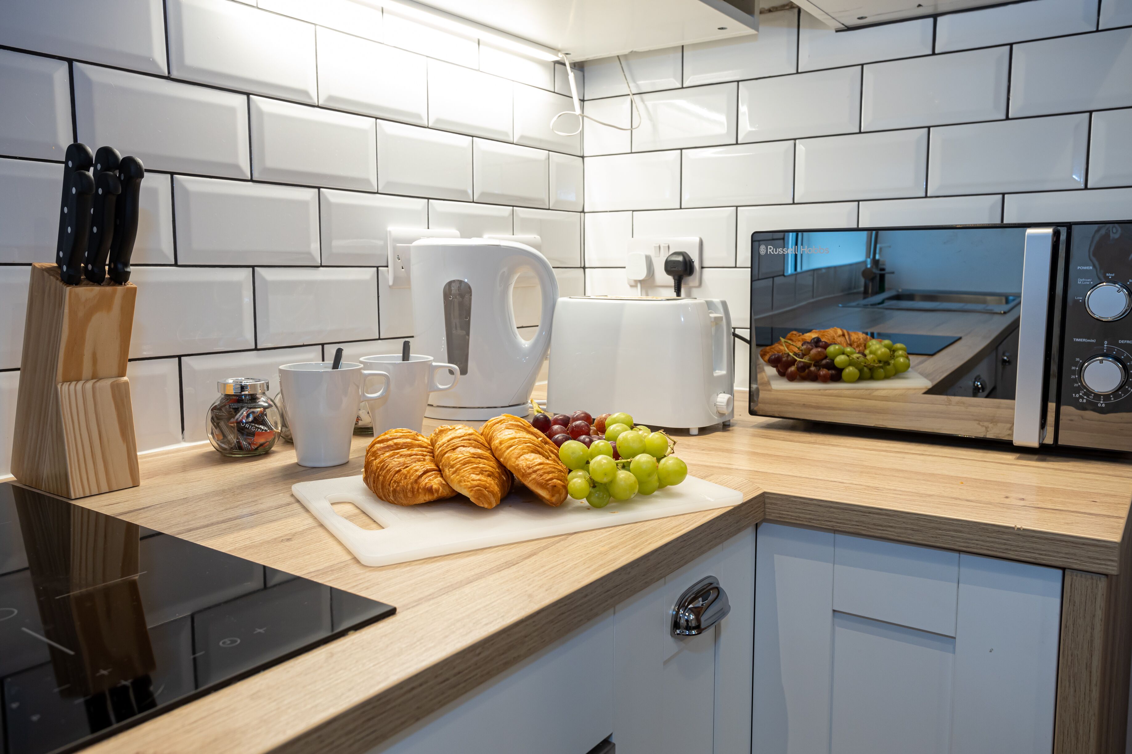 Deluxe Apartment | Private kitchen | Microwave, oven, stovetop, electric kettle