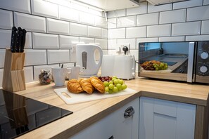 Apartamento luxo | Cozinha privada | Micro-ondas, fogão, cooktop, chaleira elétrica