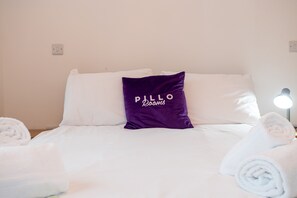 Premium bedding, iron/ironing board, free WiFi, bed sheets - Pillo Rooms Serviced Apartments- Salford (Salford)