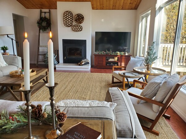 Una sala de estar acogedora con chimenea, televisor y asientos cómodos.