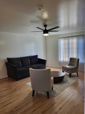 Smart TV - Upscale & Elevated - 3BR 2BA (Newark)