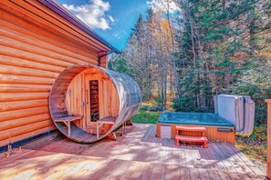 Outdoor spa tub - Bee / Private Spa & Sauna / Pool, Kayak, Lake fiddler (Mille-Isles)