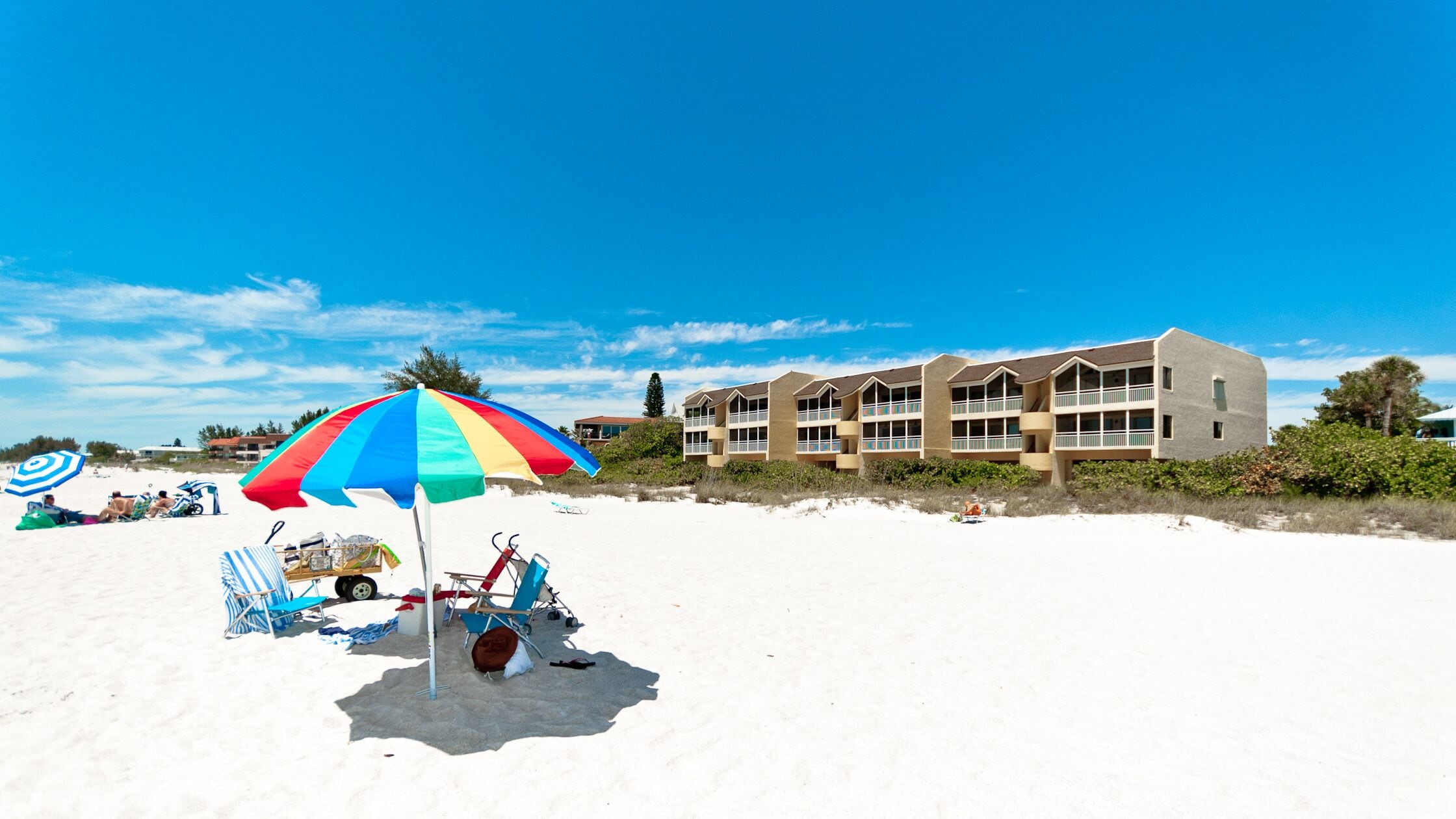 P å stranden, liggestole, badehåndklæder
