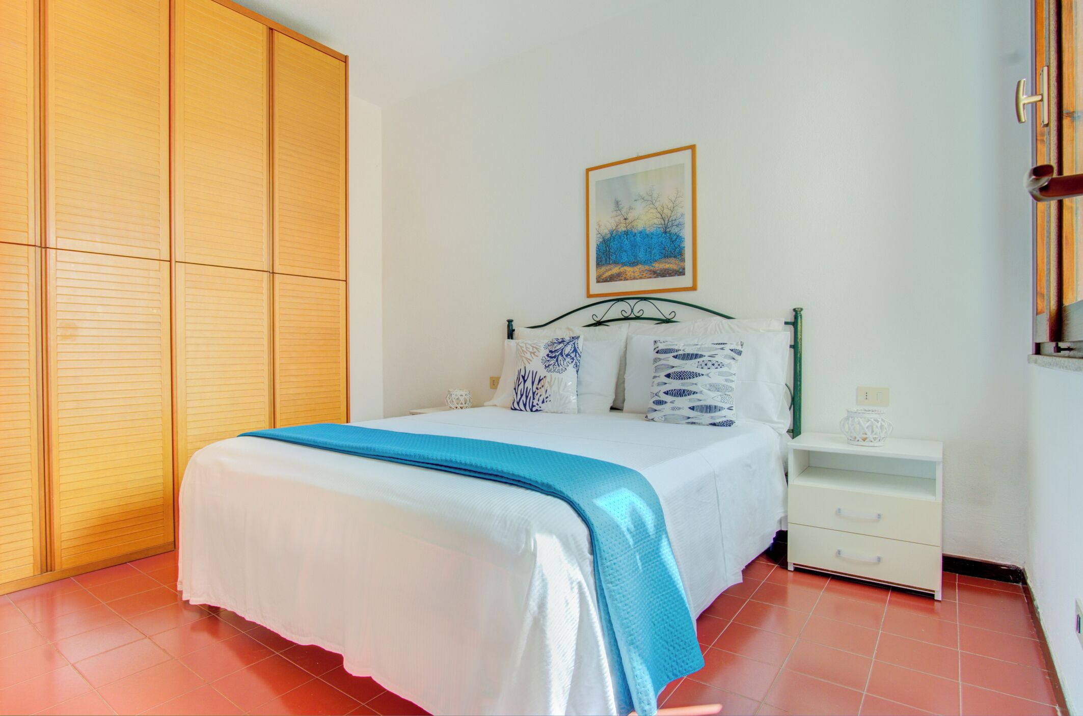 2 habitaciones, tabla de planchar con plancha y cuna de viaje 