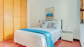 2 habitaciones, tabla de planchar con plancha y cuna de viaje