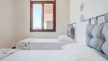 2 chambres, fer et planche à repasser, lit parapluie, draps fournis