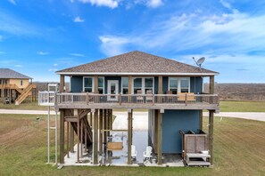 Exterior - Born To Beach - Beach view, cargo lift, 4 bedrooms, Sleeps 12 (Crystal Beach)