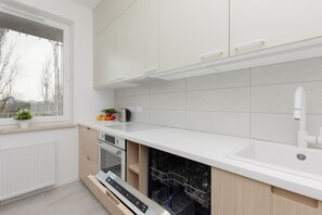 Microondas, lavavajillas, utensilios de cocina