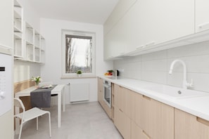 Microwave, dishwasher, cookware/dishes/utensils - Gumińska With Balcony by Renters (Warsaw)