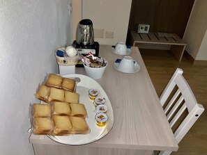 Free daily self-service breakfast  - A Room de Scugnizzi (Naples)