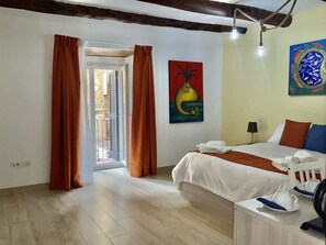 Quarto quádruplo luxo | Cofres nos quartos, escrivaninha, Wi-Fi de cortesia