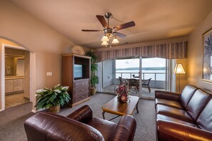 Televisión de pantalla plana, videojuegos y reproductor de DVD 