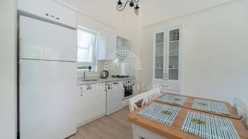 Grand réfrigérateur, four, plaque de cuisson, lave-vaisselle