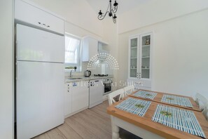 Full-sized fridge, oven, stovetop, dishwasher