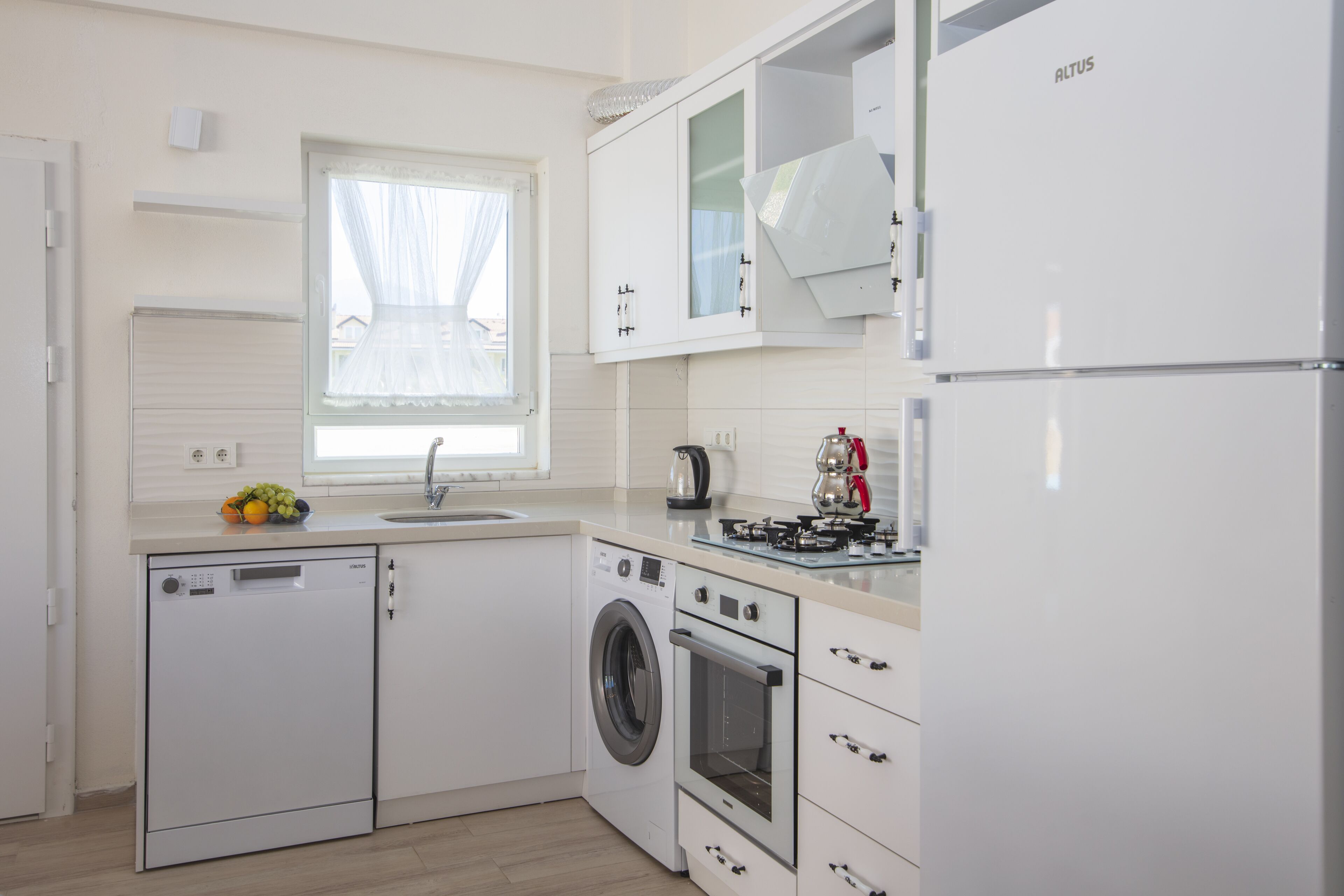 Full-size fridge, oven, stovetop, dishwasher