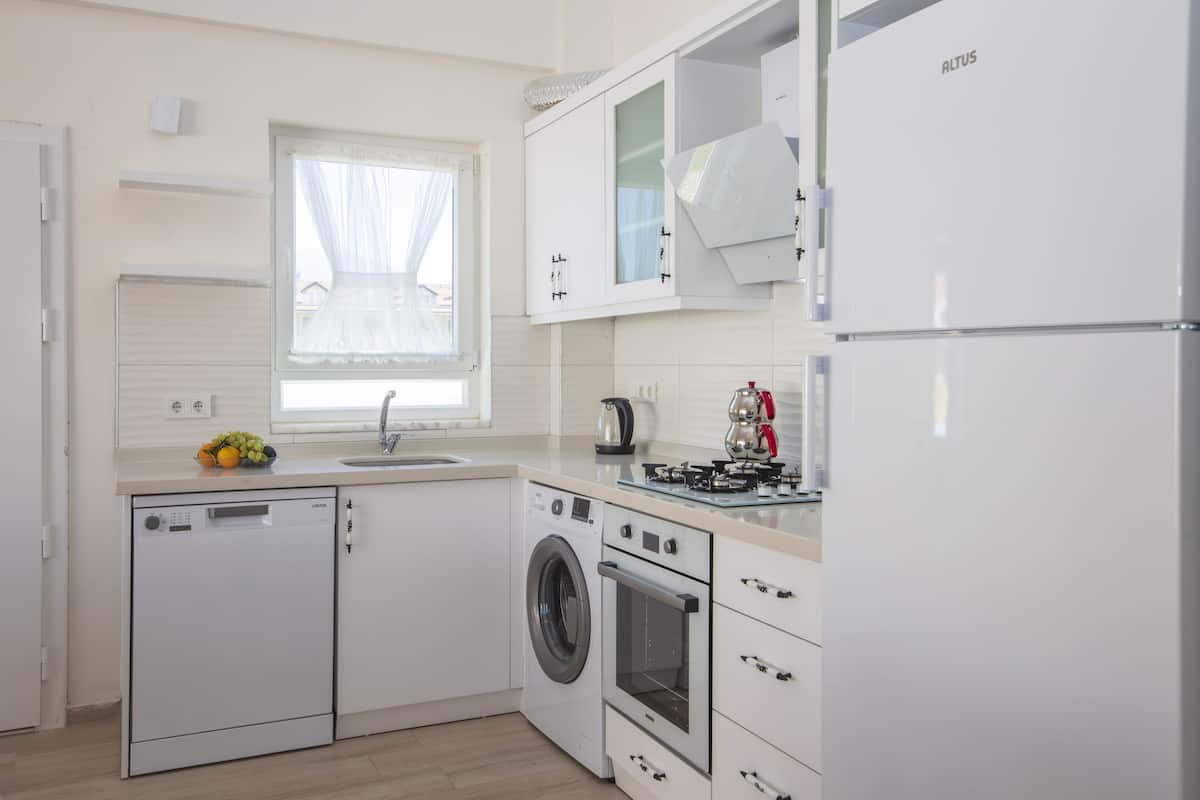 Full-sized fridge, oven, stovetop, dishwasher