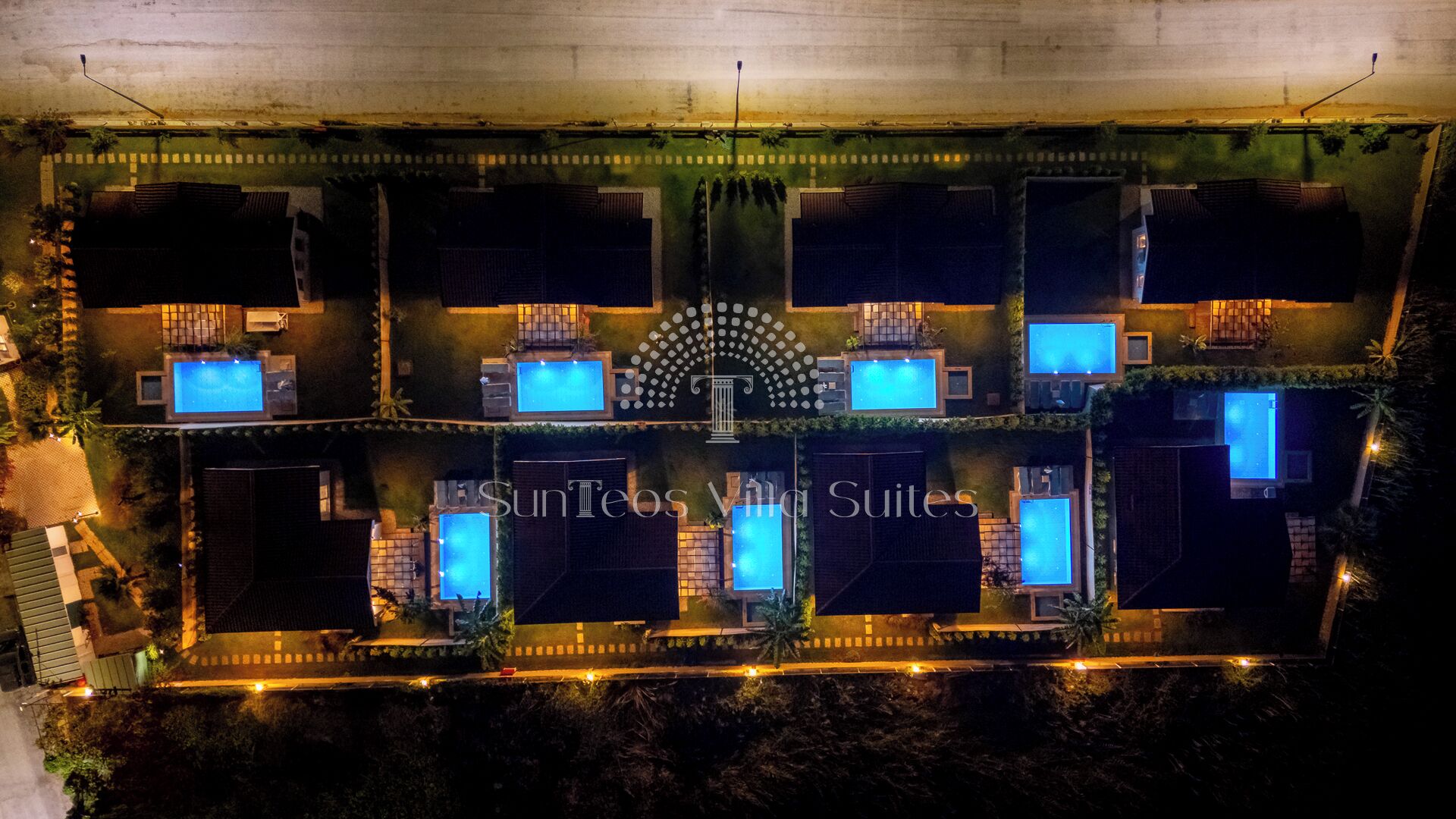 Un hôtel doté de nombreuses chambres, chacune disposant d’une piscine privée et donnant sur une cour intérieure.