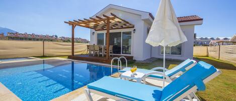 Außenpool (je nach Saison geöffnet), Sonnenschirme, Liegestühle