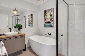 Badewanne, Haartrockner, Handtücher, Shampoo