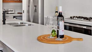 Kaffetrakter/tekoker, kjøleskap, mikrobølgeovn og ovn