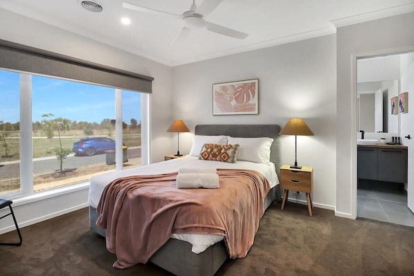 5 habitaciones, escritorio y tabla de planchar con plancha 