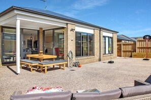 Outdoor dining - Retreat on Bedajanawa (Grovedale)