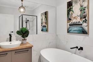 Baignoire, sĂšche-cheveux, serviettes fournies, shampoing