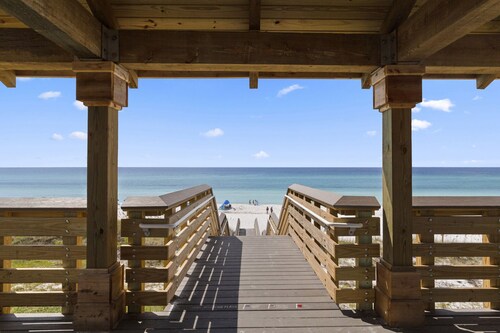 The Pool House - Gulf View, Heated Indoor Pool, Walk to the Beach + Dining!