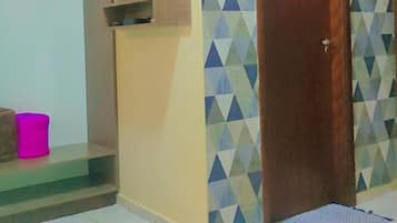 Suíte luxo | 1 quarto, escrivaninha, espaço de trabalho para notebook