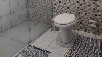 Deluxe-Suite | Badezimmer | Dusche, Handtücher, Seife, Toilettenpapier