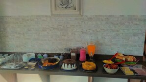 Buffet de l'esmorzar amb diferents aliments i begudes.