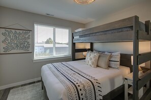3 habitaciones, tabla de planchar con plancha, cuna de viaje y internet