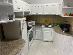 Kühlschrank, Mikrowelle, Ofen, Wasserkocher mit Kaffee-/Teezubehör