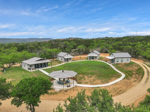 Blue Truck Ranch-6 Acres 3 Cottages FIRE PIT!