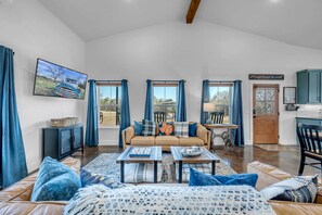 Smart-TV, bordtennis, bøker og kontorer