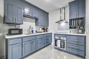 Réfrigérateur, micro-ondes, plaque de cuisson, cafetière/bouilloire