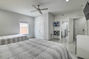 1 bedroom, desk, iron/ironing board, Internet - Patio & Balcony: Gulf Coast Retreat in Brownsville (Brownsville)
