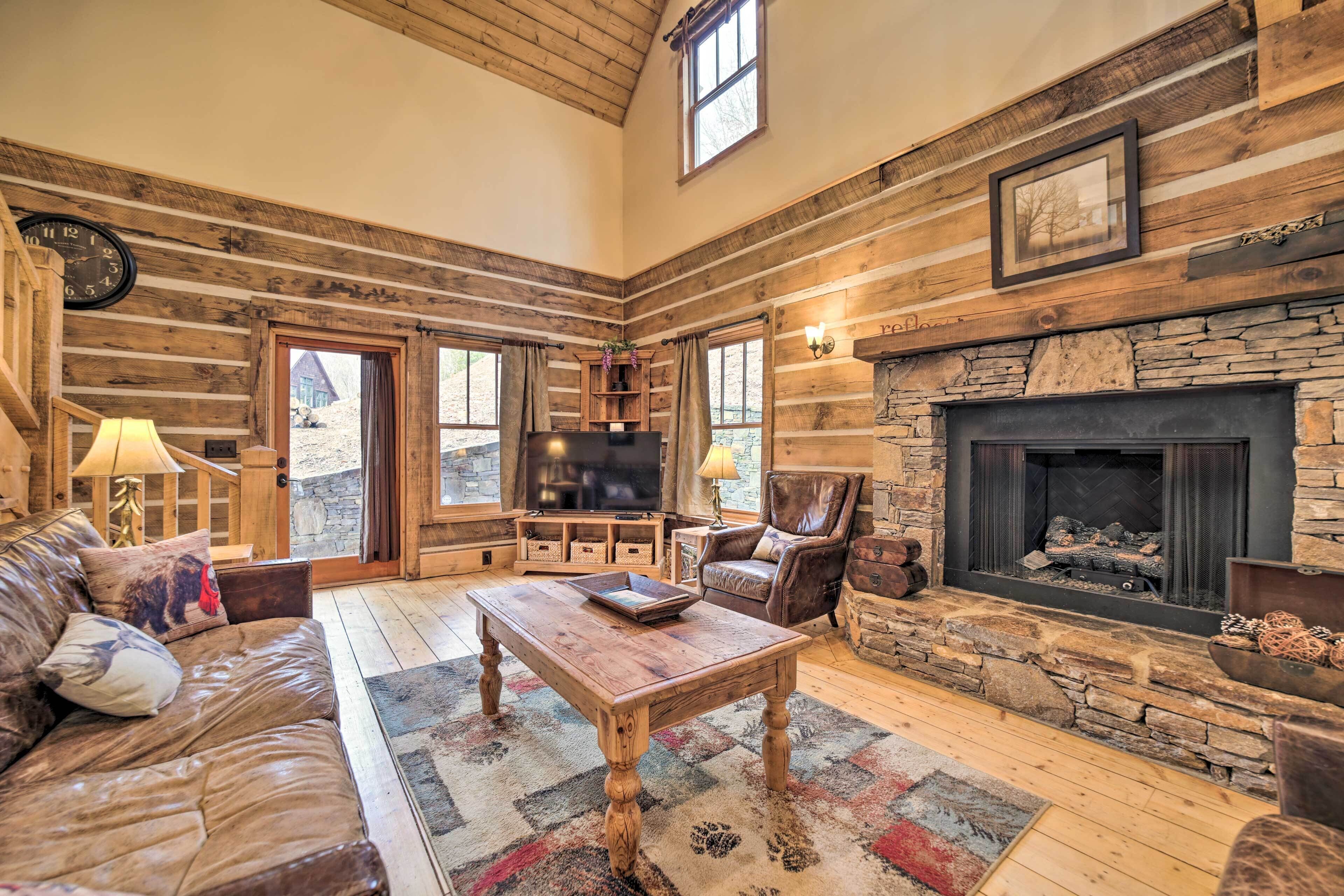 Luxury Cabin Rental in Franklin w/ Private Hot Tub