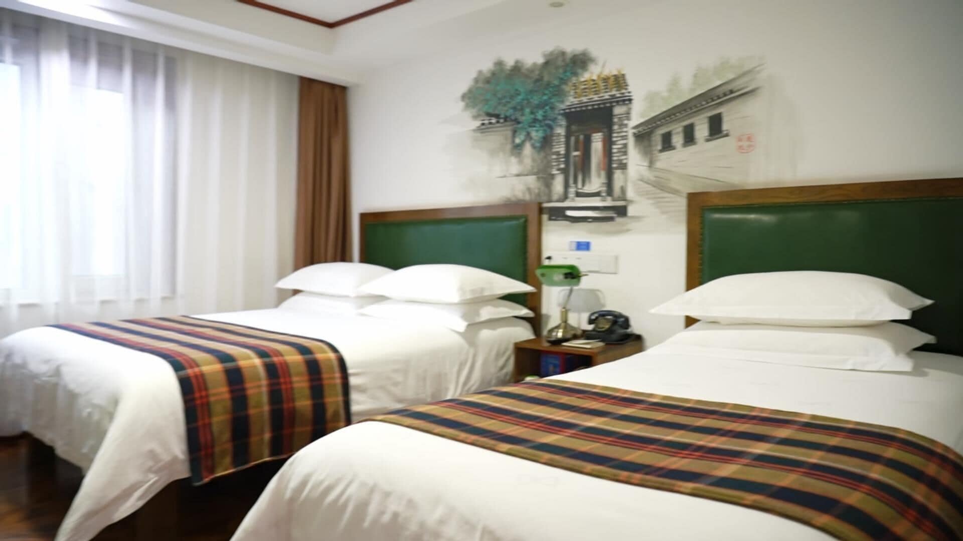 Quarto triplo standard | Roupas de cama premium, individualmente decorados, escrivaninha