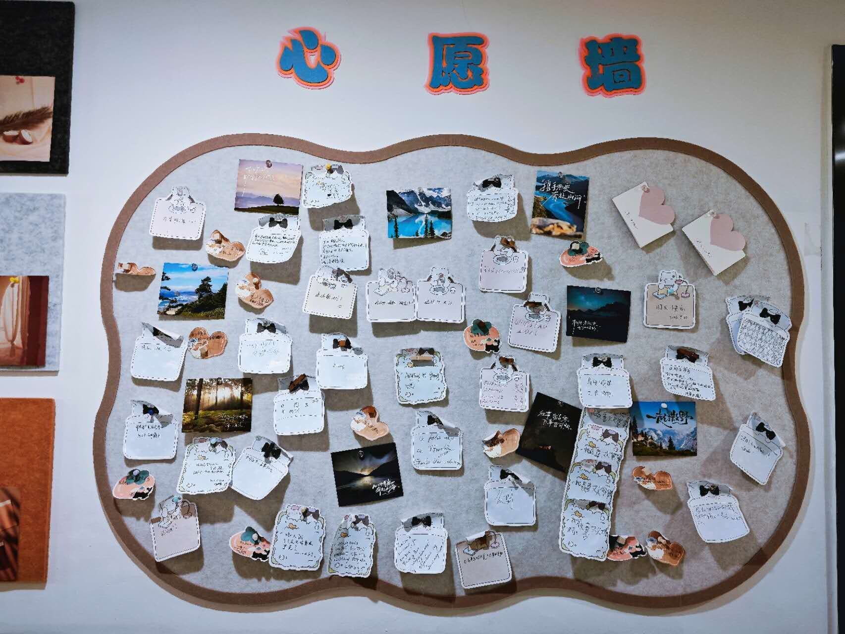 Una pared con una colección de fotografías y notas, posiblemente un tablero de recuerdos o libro de visitas.