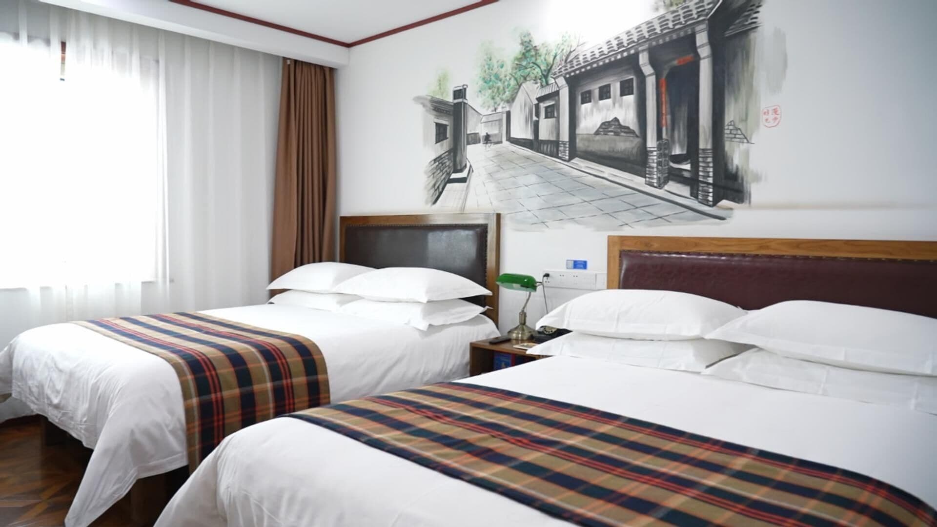 Family Room | Premium bedding, individually decorated, desk, bed sheets