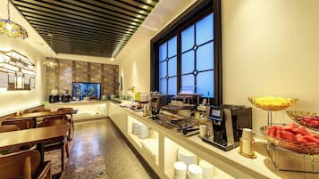 Daily buffet breakfast (CNY 38 per person)
