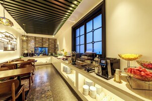 每日供应自助式早餐（每人 CNY 38）