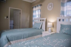 2 habitaciones, escritorio, tabla de planchar con plancha y wifi